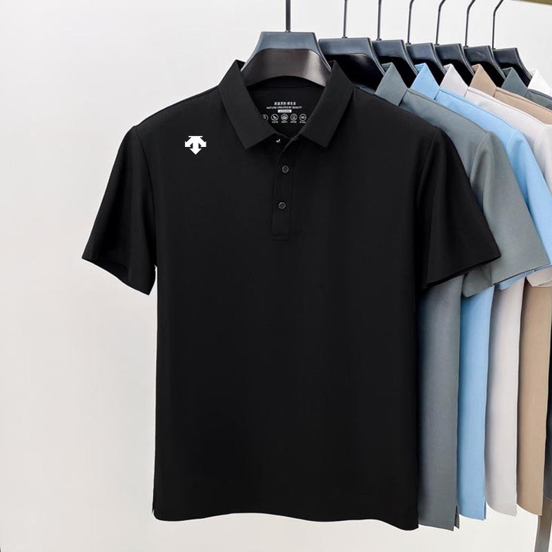 Descente เสื้อโปโลผู้ชายใหม่นุ่มพรีเมี่ยมกีฬากลางแจ้งเหงื่อลําลองแขนสั้น 907