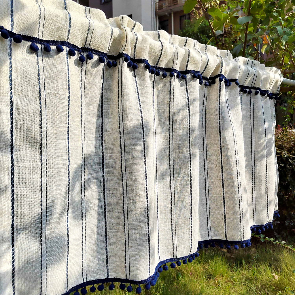 ผ้าม่านสั้นลายทางแนวตั้งสําหรับห้องครัว Boho Sheer Valance ผ้าม่านชั้น Pompom ผ้าลินินบ้านไร่ประตูบานเลื่อนพาร์ทิชัน Cafe ห้องน้ําหน้าต่างรักษา 1 แผง