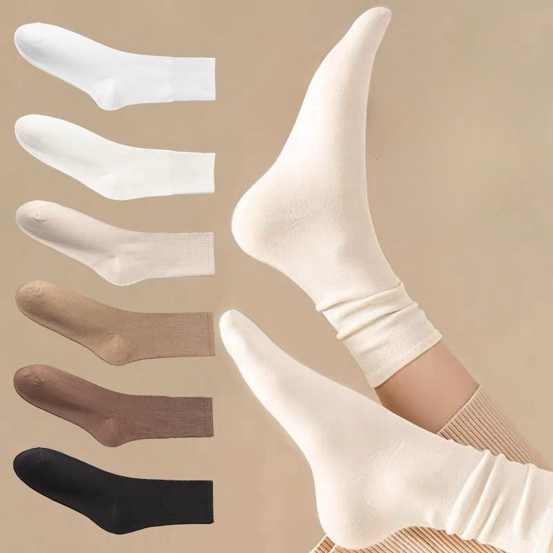 ถุงเท้าลายกลางหลอด สีทึบ พื้นแบน สำหรับใส่ในฤดูร้อนและฝน ถูกถักให้มีความกระชับแต่อากาศสามารถระบายได้