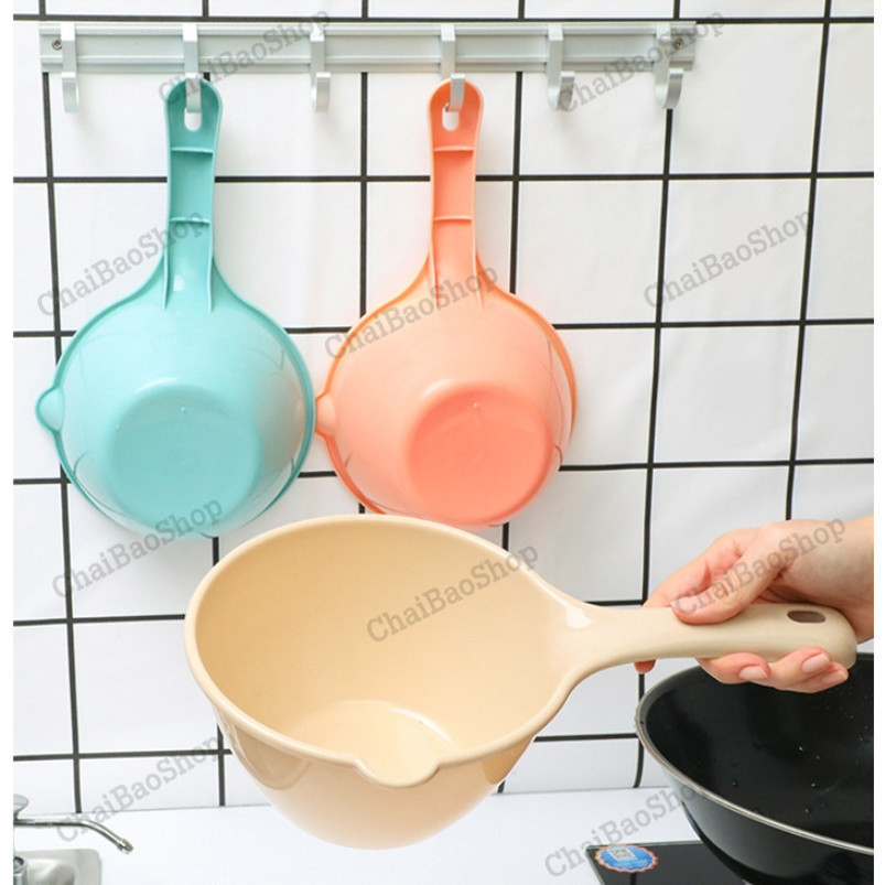 ChaiBaoShop ขันน้ำ ขันตักน้ำ ขันน้ำด้ามจับ พลาสติก PP ด้ามยาวสีหวาน (มีที่เทน้ำ)