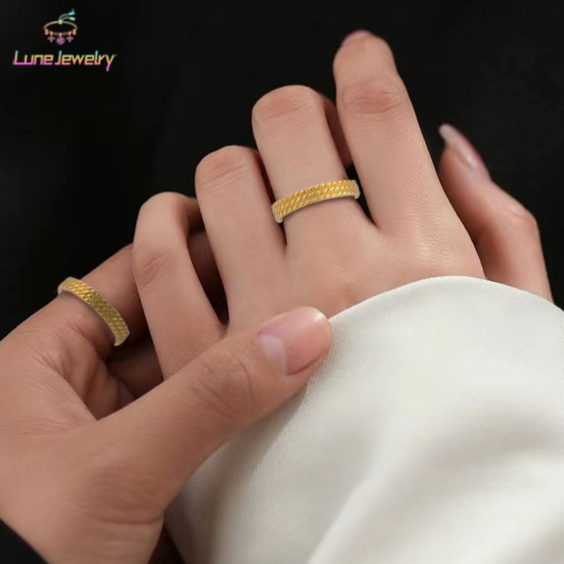 COD💖แหวนโลหะผสมหรูหราน้ำหนักเบา ดีไซน์เรียบง่าย สีทอง สำหรับคู่รัก-Lune