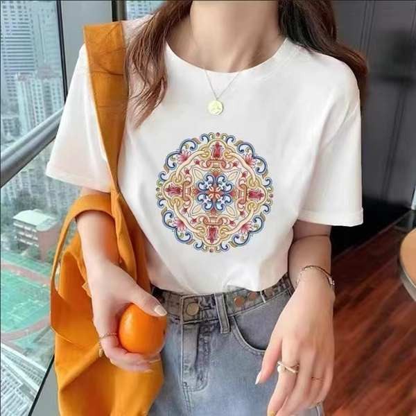 เสื้อยืดขาว aimer เสื้อยืด เสื้อยืดแขนสั้นคอกลม แบบ slim-fit สำหรับคนชอบสไตล์ทันสมัย ทำจากผ้าฝ้ายแท้