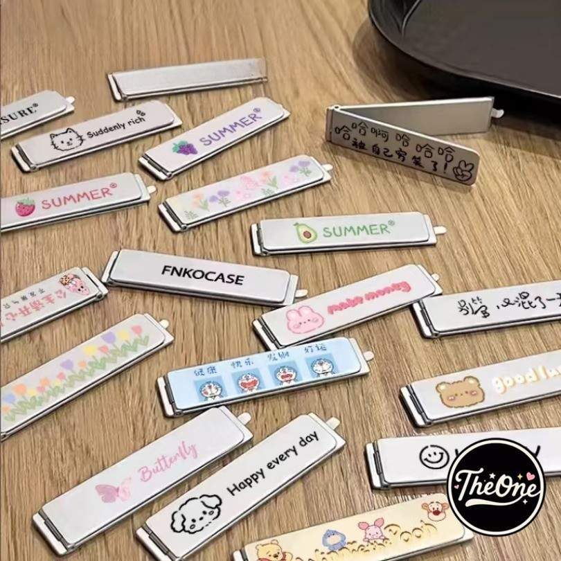 🔥THE ONE🔥 การ์ตูนน่ารักตัวอักษรสร้างสรรค์โลหะที่วางโทรศัพท์ยืดจับแหวนโทรศัพท์ สามารถวางได้