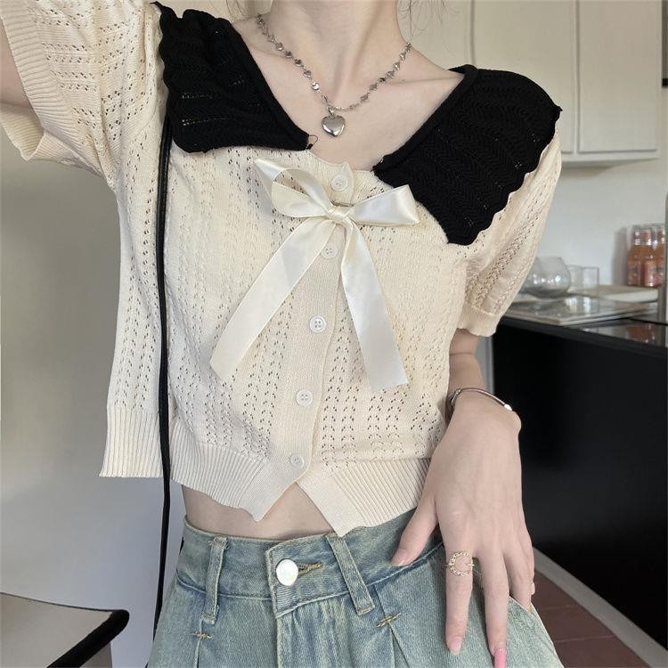Maze⭐️พร้อมส่ง⭐️เสื้อคาร์ดิแกนถักแขนสั้นแต่งโบว์ระบายคอสุดหรูผ้านิ่มนุ่มสวมใส่สบาย(X029) ราคา ถูกที่สุด ดีลบีเคเค แกลเลอรีภาพที่ 3