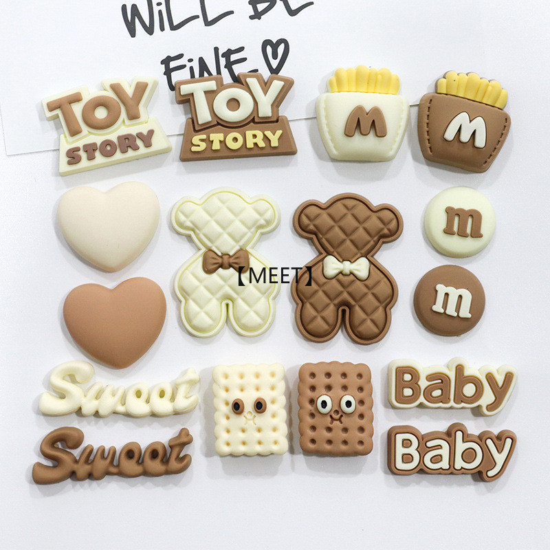 【MEET】8ชิ้น/แพ็คน่ารักสีเบจสีกาแฟนมโบว์หมียางนุ่มทําเองอุปกรณ์เครื่องประดับเคสโทรศัพท์ฉนวนกันความร้อนถ้วยน้ําตกแต่งแพทช์พีวีซียางนุ่มชุดอุปกรณ์เสริม