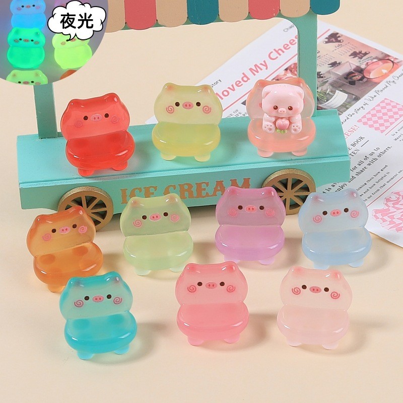 10 ชิ้น Luminous Glow Piggy 3D โซฟาเก้าอี้เรซิ่น Charms สําหรับ DIY (4-340)