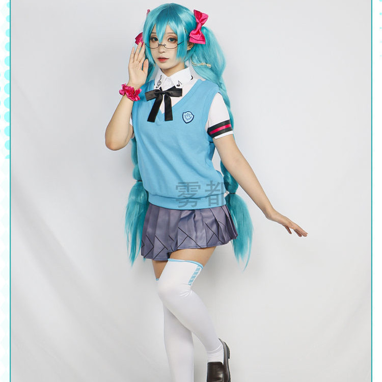 Hatsune Miku 16th anniversary cosplay