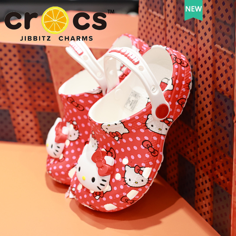 รองเท้า cross แท้  Hello Kitty Red Classic Clog ร้องเท้าหัวโต กันลื่นรองเท้า#210575