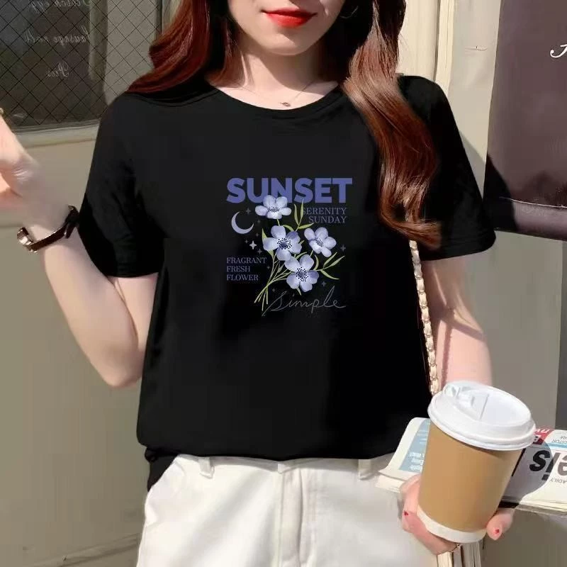 เสื้อยืดแขนสั้นสีขาวจากผ้าฝ้ายแท้ สวมใส่ง่ายและคล่องตัว เหมาะสำหรับฤดูร้อน