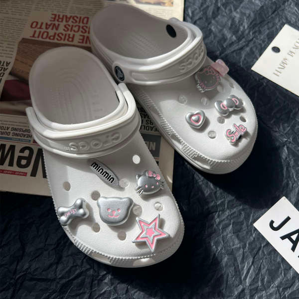 croc jibz jibbitz crocs รองเท้าCrocs Hello Kitty แบบDIY ลายดอกไม้ สำหรับผู้หญิง