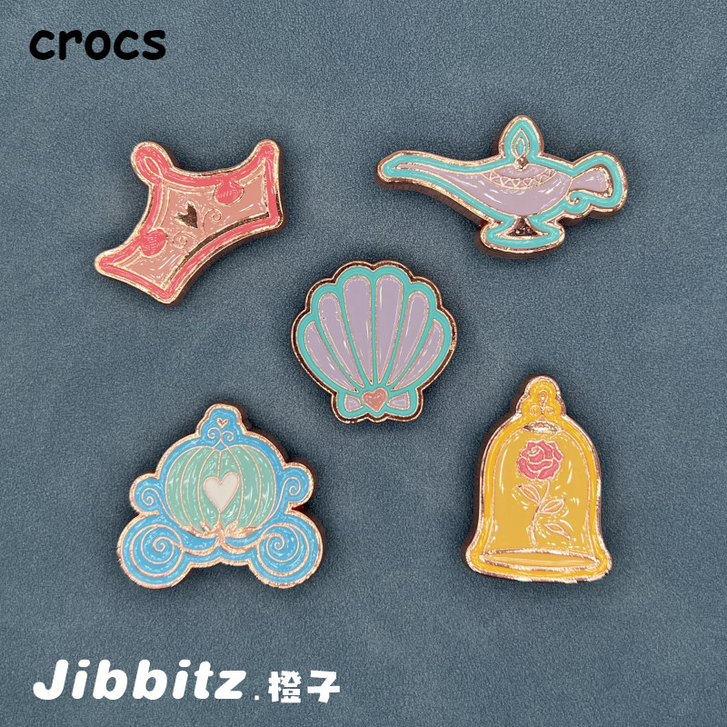 ใหม่ Jibbitz Crocs Charm ตกแต่งรองเท้าหัวเข็มขัดแฟชั่นสาว Fairy Tale Series Metal Croc คุณภาพสูง