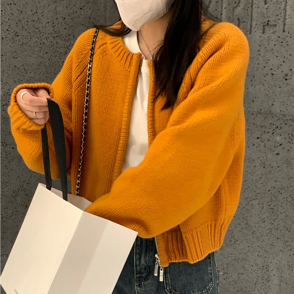 Yang Baobao สีส้มเสื้อสเวตเตอร์ซิปสำหรับผู้หญิงเสื้อคาร์ดิแกนถักสไตล์เกาหลีทรงหลวมแบบใหม่สำหรับฤดูใบไม้ผลิ
