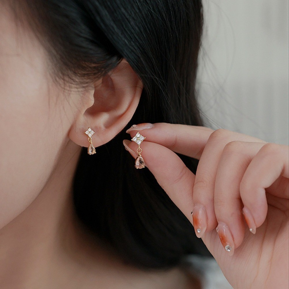 S925 Silver Light Luxury Water Drop ต่างหูเพชรอารมณ์ Niche Design ต่างหูผู้หญิงสดขนาดเล็ก