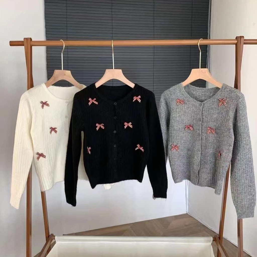 👚Anna👚 เสื้อคาร์ดิแกนแขนยาวผู้หญิง เสื้อสเวตเตอร์ถักตัวสั้นแบบบาง ผูกโบว์คอกลม เก๋ๆ หวานๆ เสื้อโบว์สีเทา พร้อมส่ง 75848