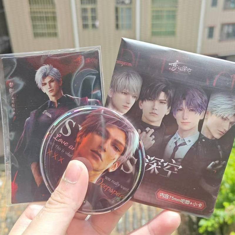 10 ชิ้นอะนิเมะป้ายเกมLoveและDeepspaceเลเซอร์การ์ดXavier Zayne Rafayel ralayo Sylus Qin Che Shen Xinghui Li Shen Qi Yu badgeเข็มกลัดPinคอสเพลย์ป้ายสําหรับเสื้อผ้ากระเป๋าเป้สะพายหลัง