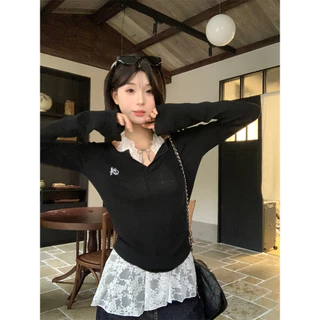 Fariy🍒ชุดเสื้อยืดแขนยาวคอวีลูกไม้สีขาวสายเดี่ยวดีไซน์ชุดสองชิ้น เสื้อยืดแขนยาวสวมใส่สบายมีสายเอี๊ยมลูกไม้สีหวานอยู่ข้างใต้