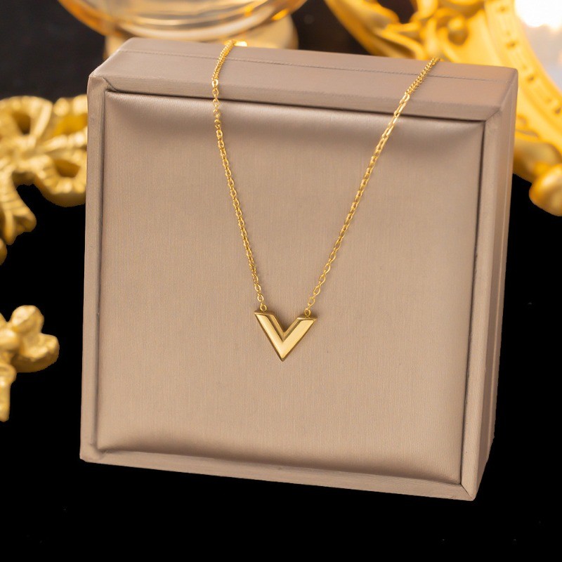Golden Niche หรูหรา V ตัวอักษรสร้อยคอ Clavicle Chain Influencer ต่างหูสร้อยข้อมืออุปกรณ์เสริมสามชิ้น