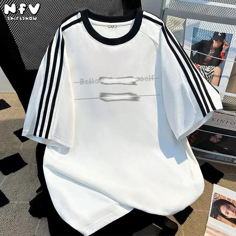 NFV เสื้อยืดคอกลมแขนสั้นลายข้าง 3 ขีด แฟชั่นเกาหลี ลายพิมพ์เส้น ใส่สบาย ผ้าฝ้าย ทรงหลวม YG225 ราคา ถูกที่สุด ดีลบีเคเค แกลเลอรีภาพที่ 3