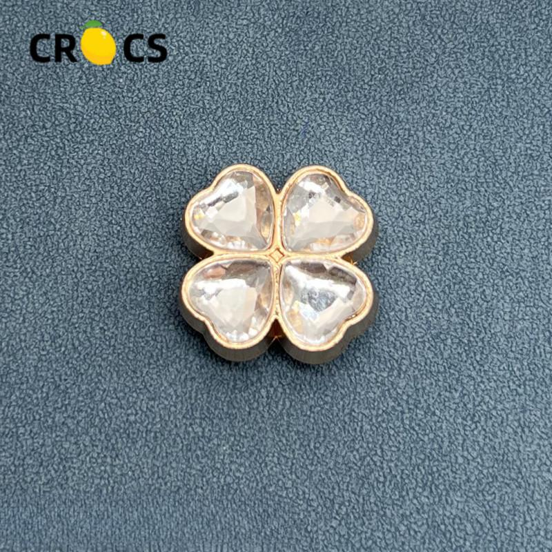 Jibbitz Crocs Charms Hole รองเท้าดอกไม้อุปกรณ์เสริมสไตล์ใหม่ Crocs รองเท้าดอกไม้ Crocs อุปกรณ์เสริม Zhibixing ตกแต่งเพชร Four-leaf Clover ผสม