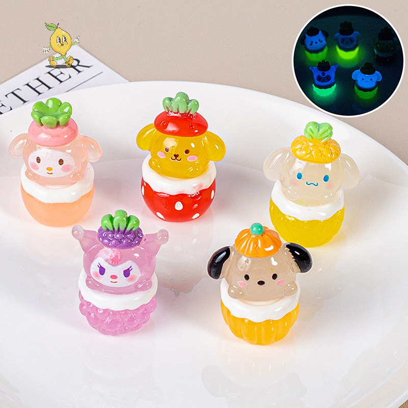 [mozh] Luminous Mini Fruit Sanrio Figurine Kawaii Kuromi My Melody Cinnamoroll Micro Landscape เครื่องประดับรถตกแต่งภายในตกแต่งบ้าน [TH]