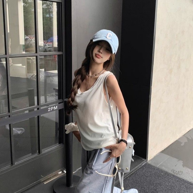 IELGY เสื้อกั๊กดีไซน์เฉพาะกลุ่มผูกเชือกสําหรับผู้หญิงสาวร้อนคอยูสลิมมิ่งเสื้อแขนกุดลําลอง - รูปที่ 4