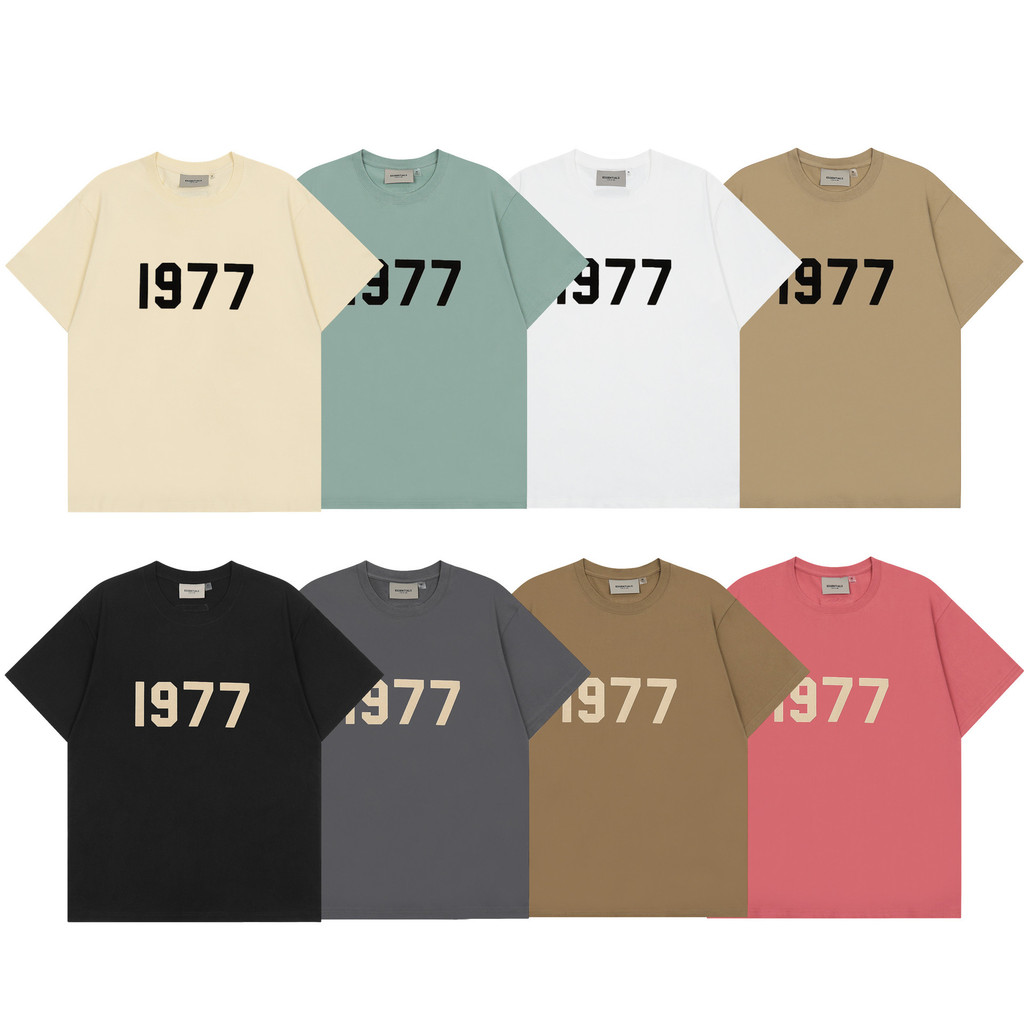 Essentials Fleece 1977 เสื้อยืดแขนสั้นคอกลมพิมพ์ลาย