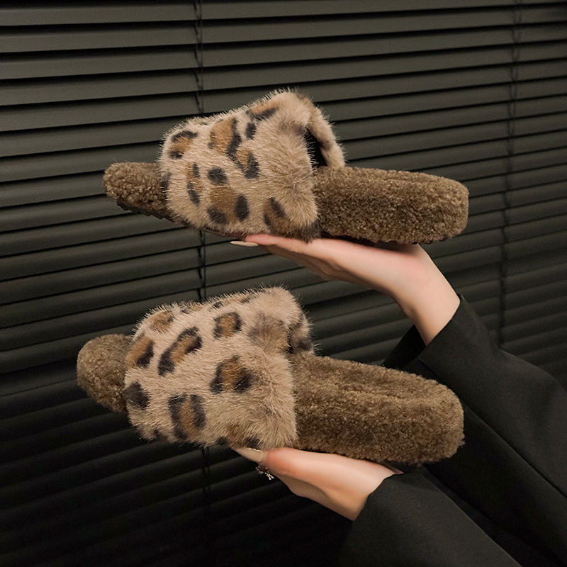 รองเท้าแตะผู้หญิง Furry รองเท้าแตะผู้หญิงหนา Soled เสือดาวพิมพ์สไตล์ใหม่ Plush
