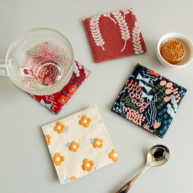 Dreamerhouse ผ้าฝ้ายผ้าลินิน Coaster ผ้าปักโต๊ะกาแฟ Coaster หนาฉนวนกันความร้อน Pad Coffee Coaster