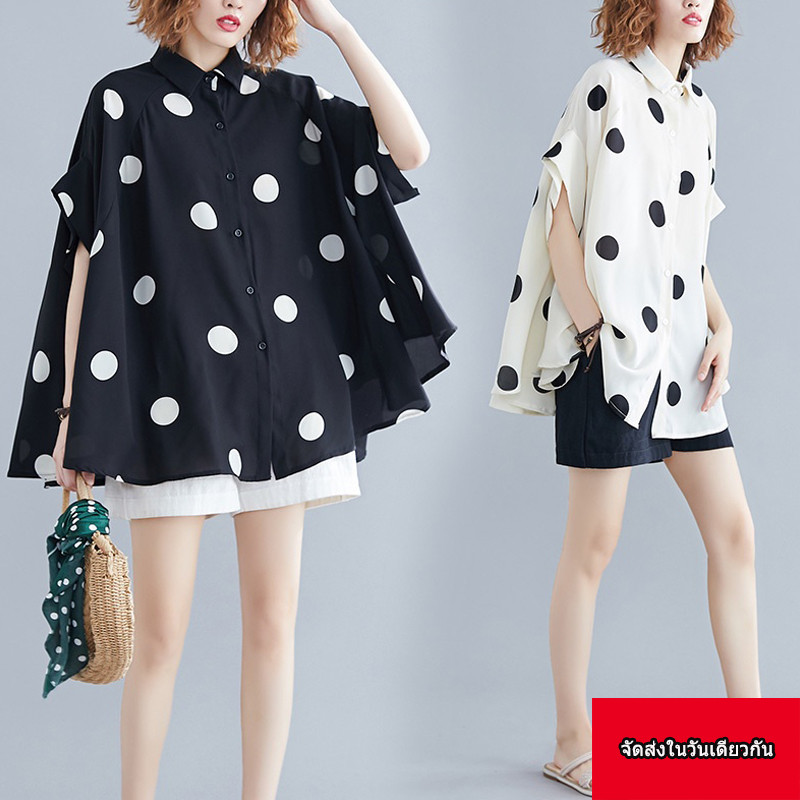 【จัดส่งในวันเดียวกัน】เสื้อเบลาส์ขนาดบวกสวมใส่ได้ 120 กก. ผู้หญิงแขนค้างคาวลายจุดรุ่นยาวผิดปกติเสื้อหลวม