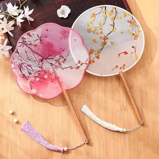 พัด    พัดกลม ด้ามไม้ ลายโบราณ   สามารถใส่กับชุดเชิงซัมได้   มีให้เลือกหลากหลายสี