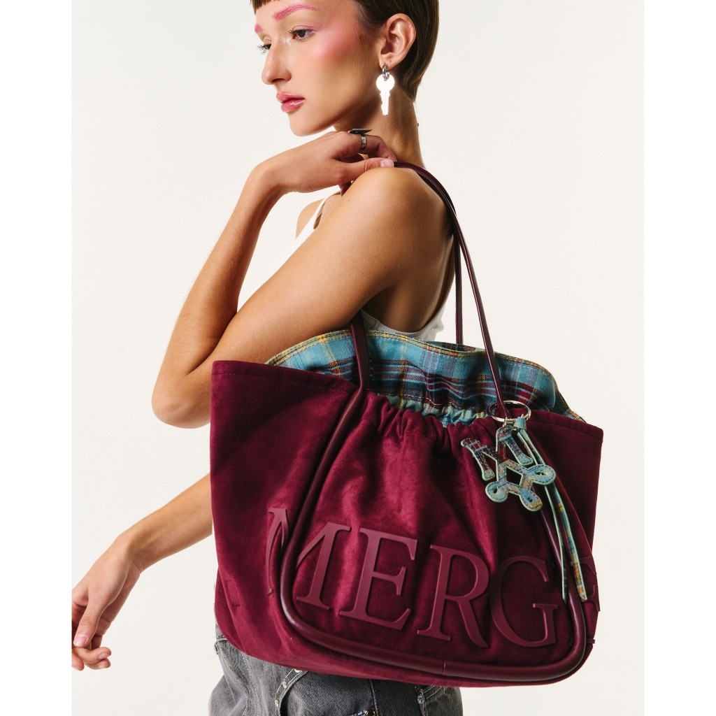 【สินค้าพร้อมส่ง】💯แท้ MERGE A Day Bag Medium’ in suede กระเป๋าสะพายไหล่ - รูปที่ 2