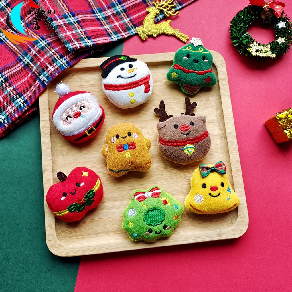 ตุ๊กตาตกแต่งคริสต์มาสสไตล์ใหม่ พร้อมอุปกรณ์เสริมแบบ Original อาทิเช่น Snowman, Elk, Bell, เข็มกลัด และถุงเท้า