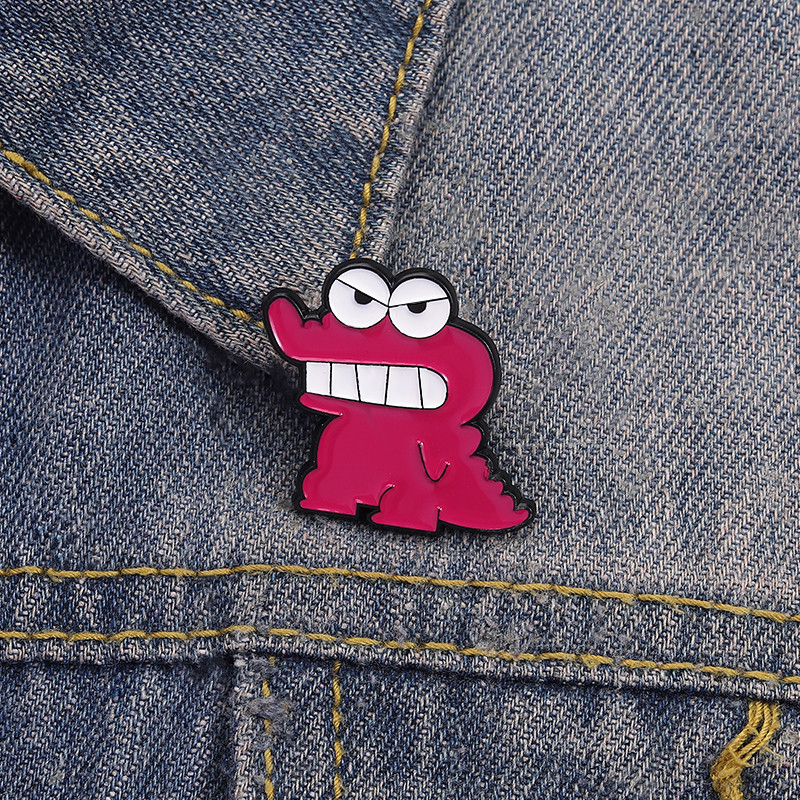 ญี่ปุ่นอะนิเมะ Crayon Shin-Shin จระเข้สีชมพูเคลือบเข็มกลัดแฟชั่นเสื้อผ้าอุปกรณ์เสริมกระเป๋าเป้สะพายหลัง Badge เครื่องประดับของขวัญ