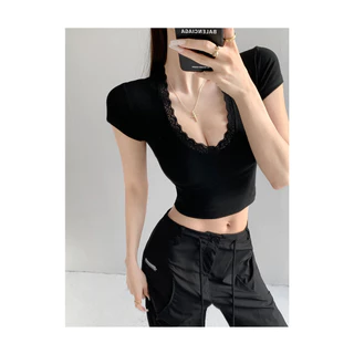 cherryshop🍒พร้อมส่ง เสื้อครอป เสื้อยืดรัดรูปผู้หญิง ผ้ายืดระบายอากาศ แขนสั้นสีพื้น เซ็กซี่แฟชั่น ขอบลูกไม้ สไตล์เกาหลี
