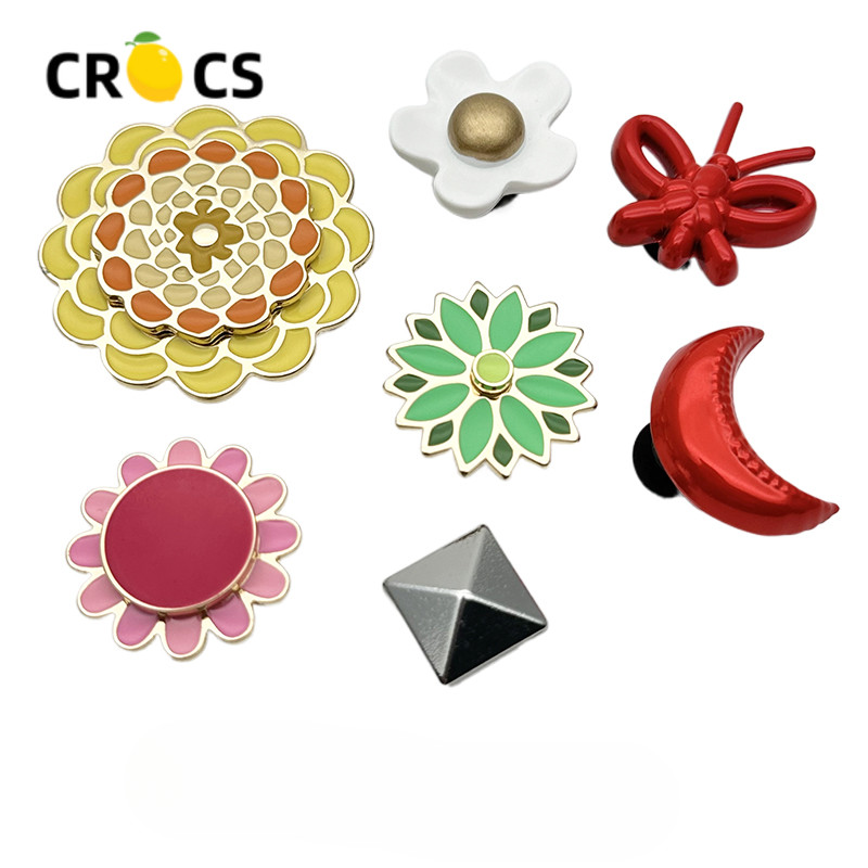 Jibbitz Crocs Charms สไตล์ใหม่รองเท้า Crocs ของแท้ดอกไม้รองเท้าอุปกรณ์เสริมสนุก Zhibixing การ์ด Luo Chi DIY รองเท้าโลหะหัวเข็มขัดอุปกรณ์เสริม