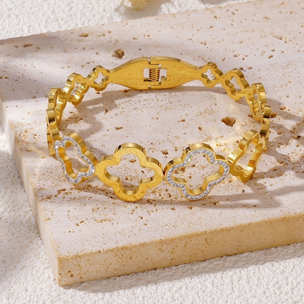 2024 สไตล์ใหม่ Four-leaf Flower Hollow Spring Buckle สร้อยข้อมือสแตนเลสสร้อยข้อมือไม่ซีดจาง Diamond-studded High-end Niche Design