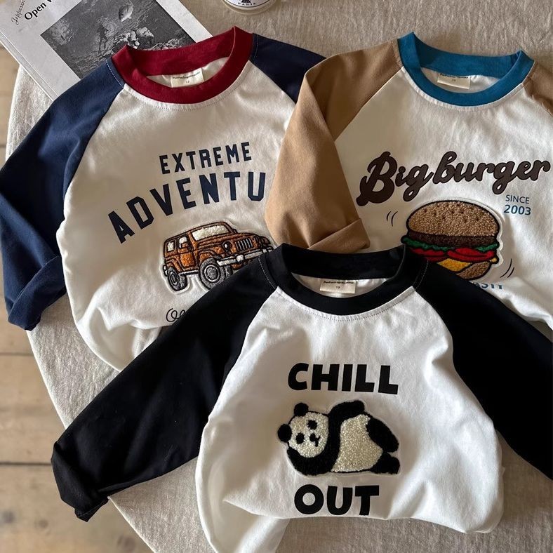 เสื้อยืดแขนยาวเด็กชายฤดูใบไม้ผลิฤดูใบไม้ร่วงแฟชั่นสไตล์ใหม่เวอร์ชั่นเกาหลีผ้าฝ้ายแท้คอกลมน่ารักการ์ตูนแพทช์สีคมชัดสบายๆนุ่มสบายทุกการแข่งขัน