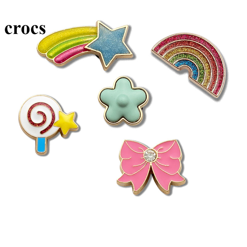 Crocs Jibbitz Charms Girl รองเท้าแตะอุปกรณ์เสริม DIY ตกแต่งรองเท้าหัวเข็มขัด DIY โลหะสายรุ้งรองเท้าหัวเข็มขัด