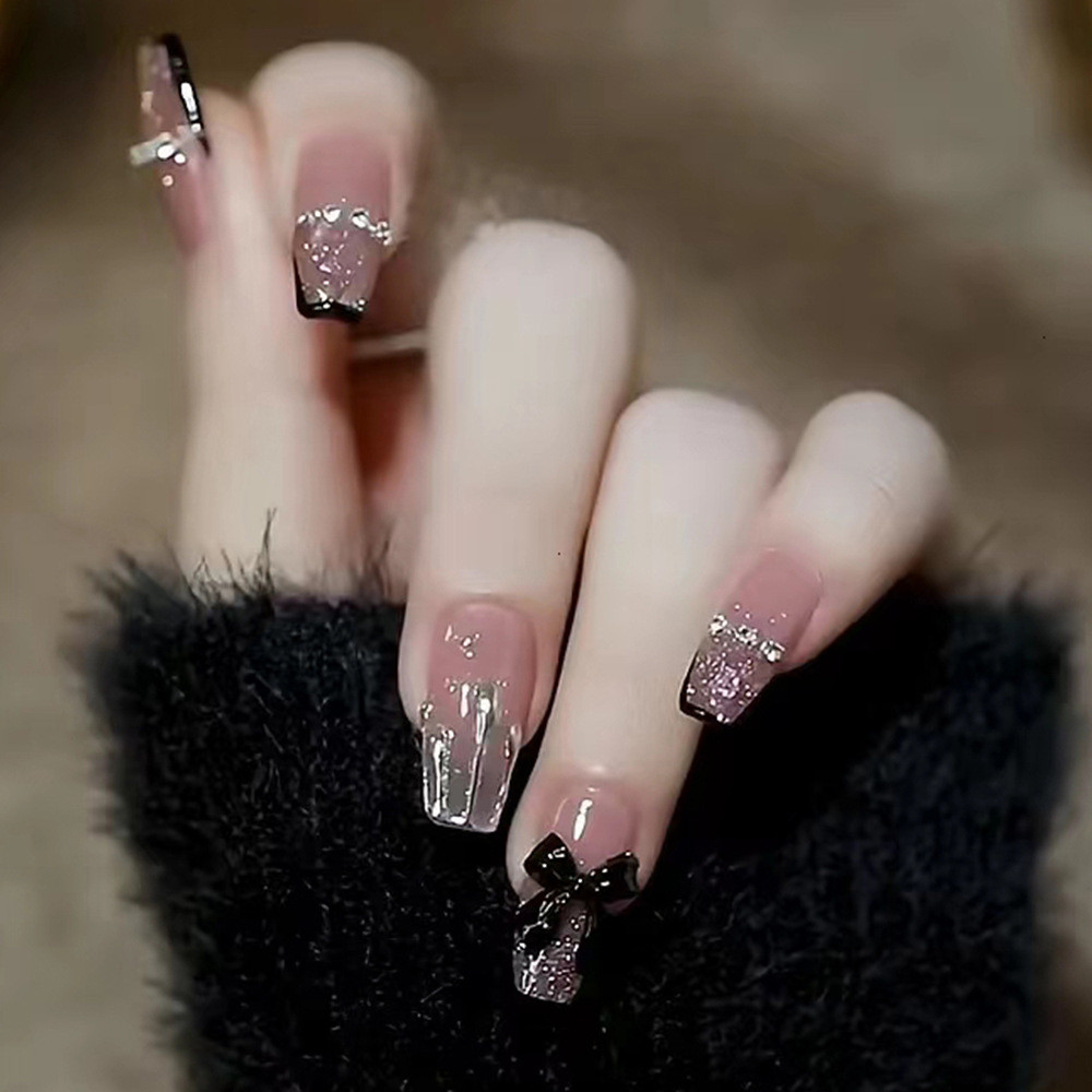 【🎁แจกของรางวัล】24pcs/Box Fake Nailsโบว์สีดําฝรั่งเศสโซ่แวววาวเงาสวมใส่เล็บที่ถอดออกได้แพทช์เล็บปลอมแ