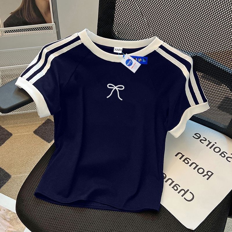 เสื้อยืดแขนสั้นสีขาวยกระดับความเก๋ด้วยโครงสร้างไหล่และโบว์ สไตล์วินเทจสำหรับผู้หญิงไซซ์พลัส