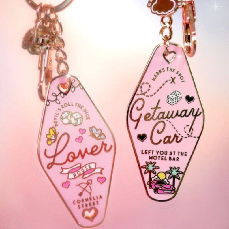 Taylor Swift Jewelry Bag Pendant Key Cha Metal สีชมพู Escape Motel พวงกุญแจ