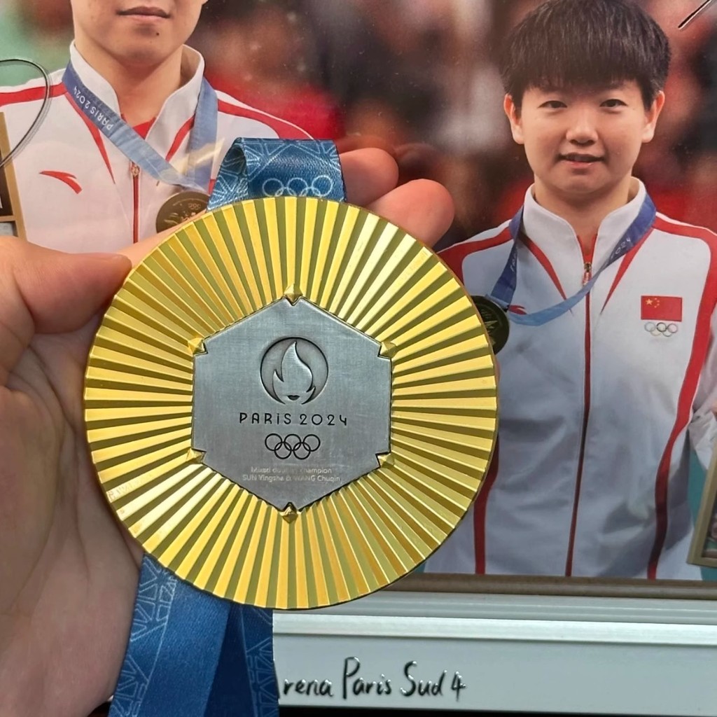ขายดี ปารีสโอลิมปิกผสมคู่เหรียญทอง Shatou ผสมตราจี้เหรียญ Wang Chuqin Sun Yingsha พัดลมอุปกรณ์ต่อพ่วง ในเหตุการณ์