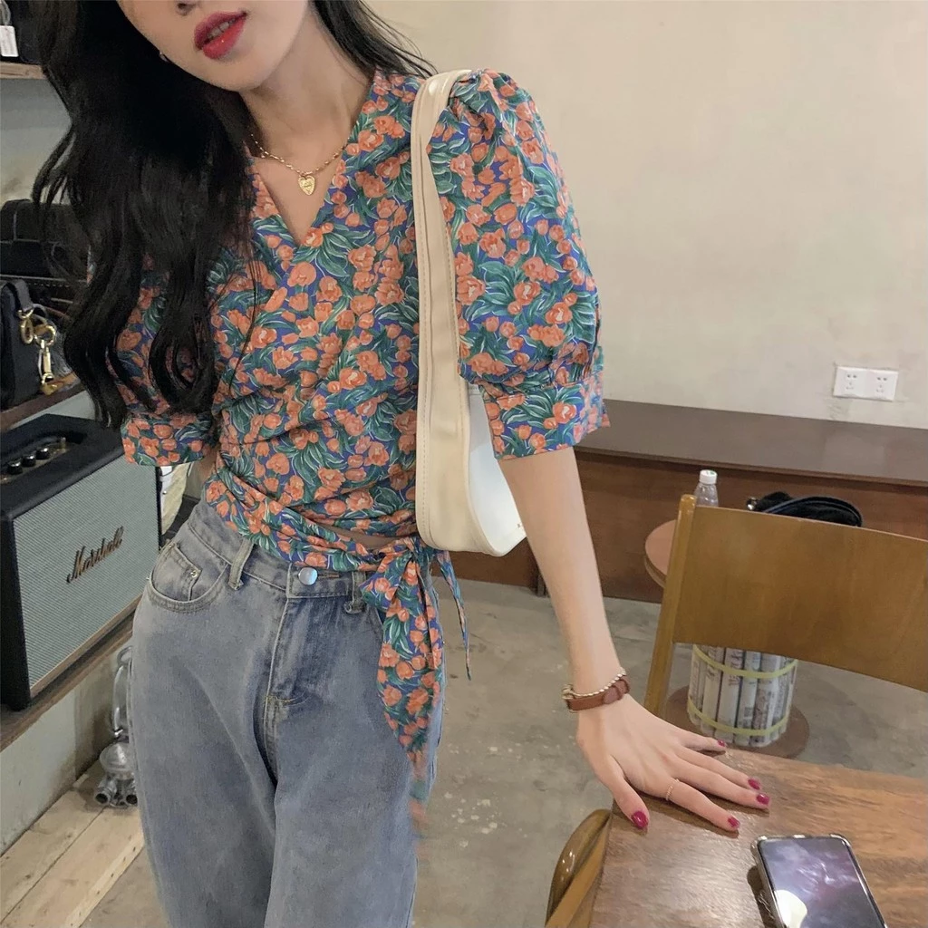 เสื้อครอปเชิ้ตแขนสั้นลายดอกไม้ คอวี 99057 - รูปที่ 1