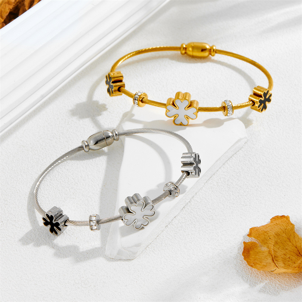 แฟชั่นหรูหรา Lucky Four-Leaf ดอกไม้สร้อยข้อมือเหล็กไทเทเนียม Casual All-Match High-End บุคลิกภาพ Niche สร้อยข้อมือของขวัญ Must-Have