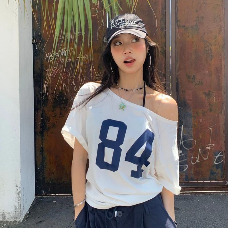 เสื้อยืดผู้หญิงปิดไหล่สบายๆเครื่องเทศตัวอักษรพิมพ์แขนสั้นเฉียง Sli อเนกประสงค์