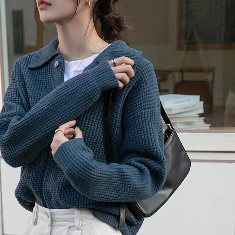 ซูซี ย้อนยุคหลวมปกฤดูใบไม้ร่วงใหม่สีทึบแขนยาวถักเสื้อสเวตเตอร์ถักผู้หญิงเสื้อกันหนาว 240813