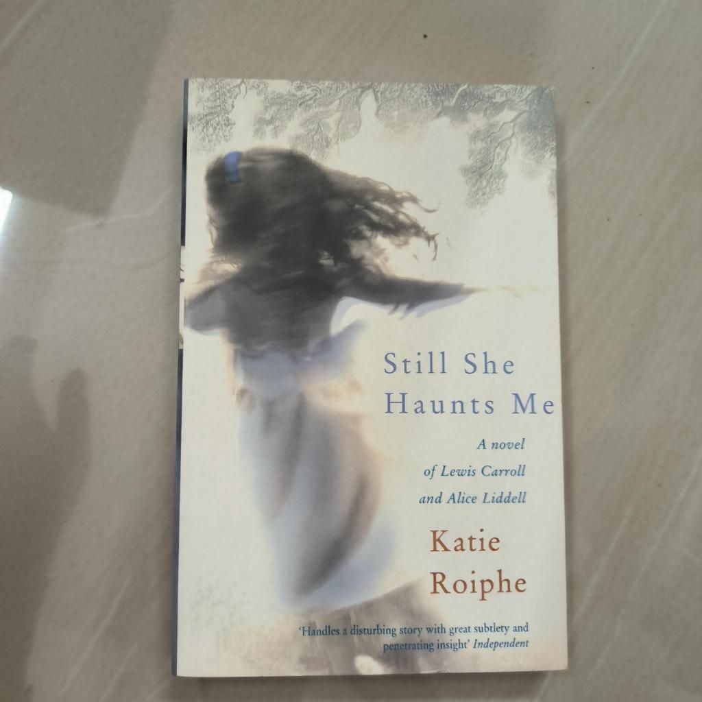 Still She Haunts Me: นวนิยายของ Lewis Carroll และ Alice Liddell Katie Roiphe