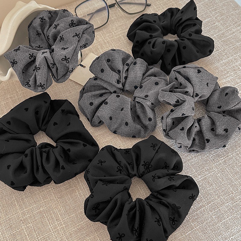 สีดําสีเทาคลาสสิก Bowknot Heart Spot เชือกผม Scrunchies หางม้าผูกผม