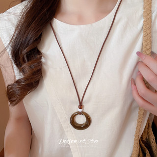 สร้อยคอดизайнกระดูกแบบกระป๋องปลา ทำจากเม็ดพลาสติกทรงกลมและไม…