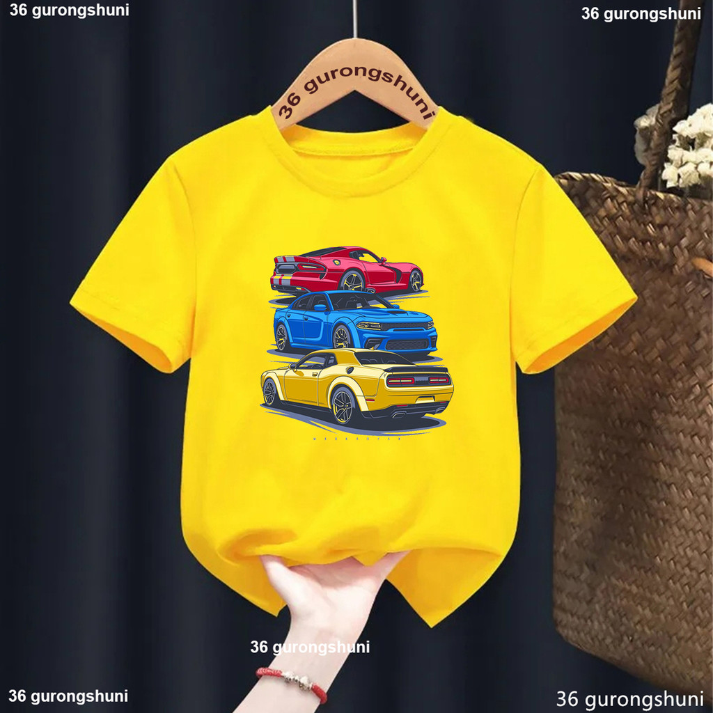 เสื้อแขนสั้นสำหรับเด็กชาย ลายกราฟิกการแข่งรถ BMW สไตล์น่ารัก สีเหลืองสดใส พร้อมลายพิมพ์